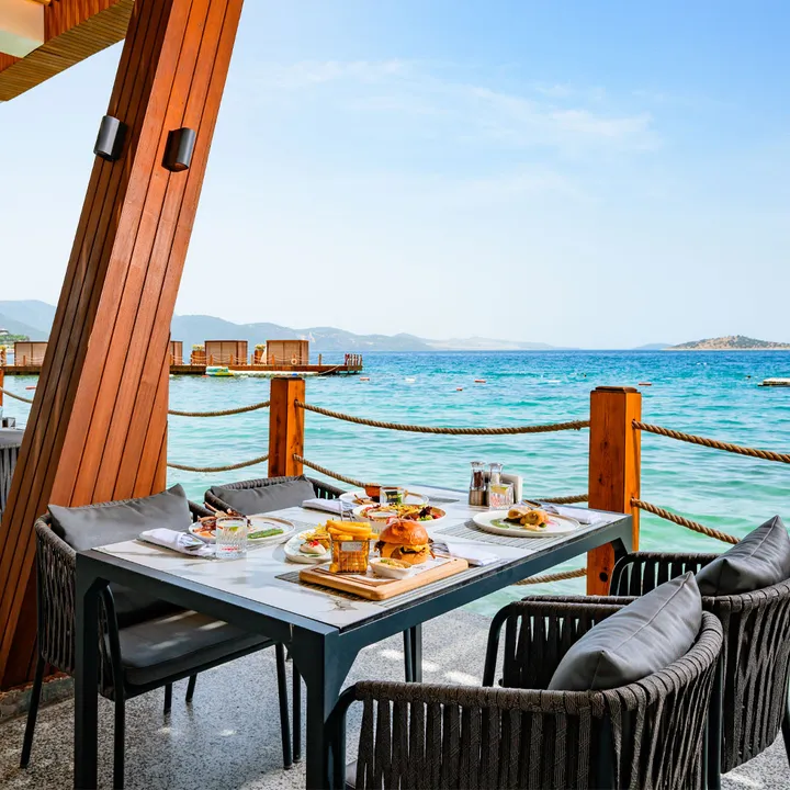 Sahildeki Restoran - Yamçı Sofrası